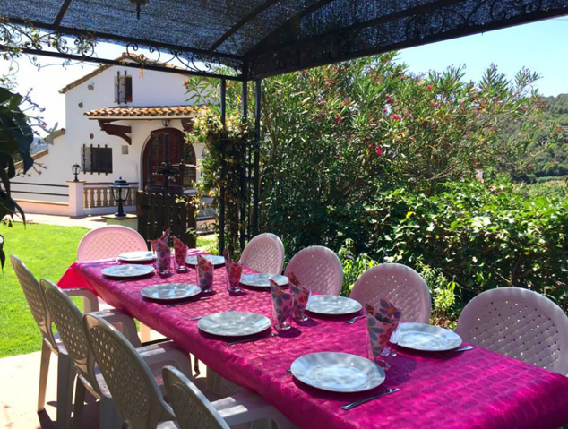 Exterior de la Masia de Can Colomer