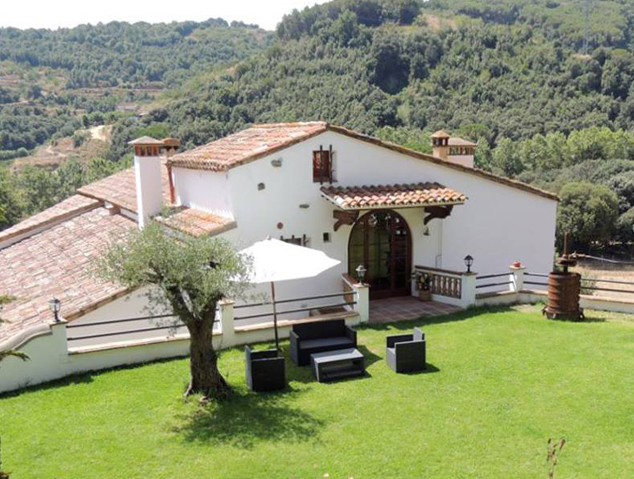 Vista general de la Masia de Can Colomer