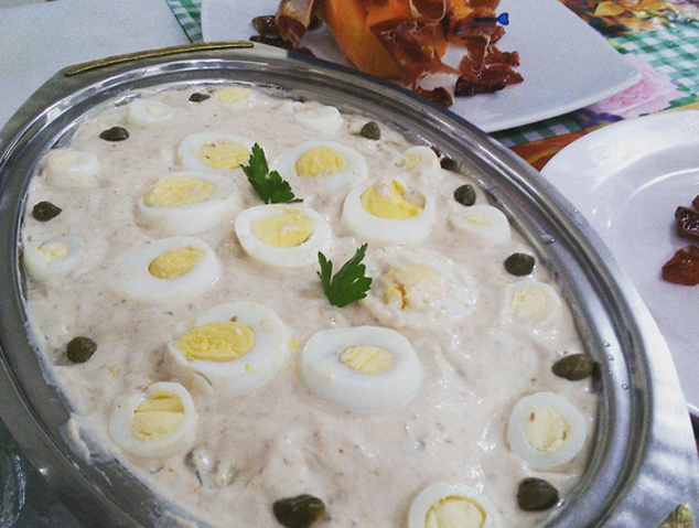 Un plat de vitel toné, un clàssic del Nadal a Argentina