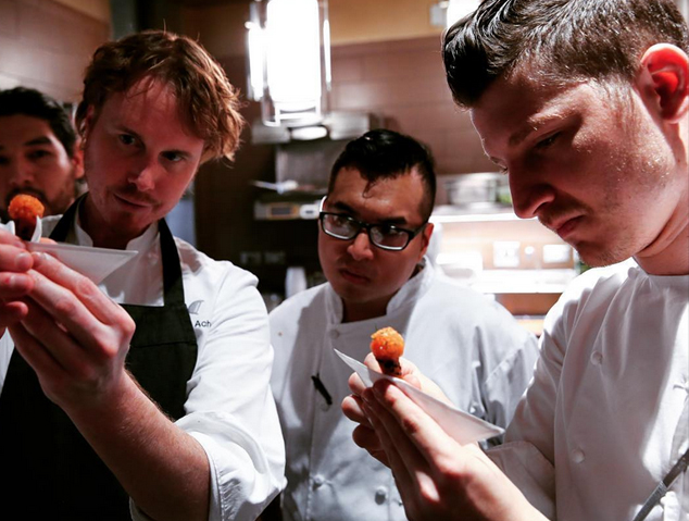 El cuiner Grant Achaz amb el seu equip de cuina