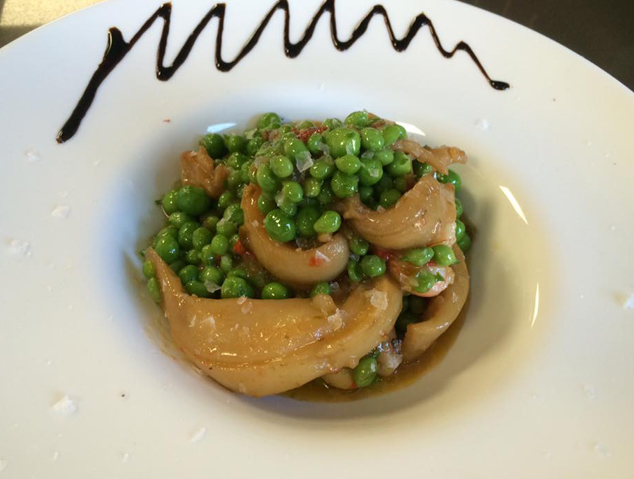 Un plat de Pèsols del restaurant Som Terra de Mataró