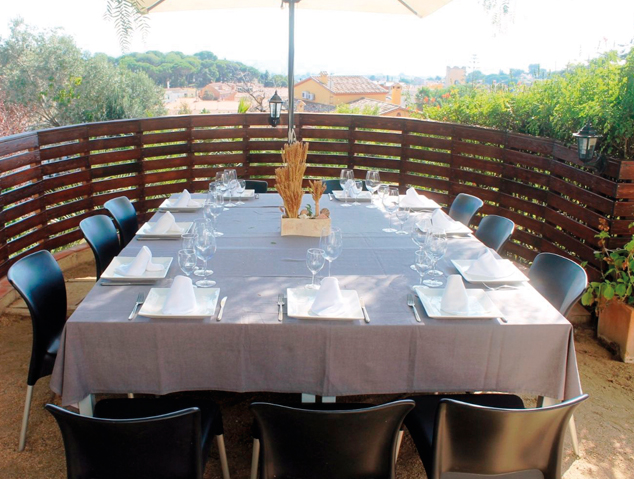 Una taula a la terrassa del restaurant Papageno by Nomad de Cabrera de Mar