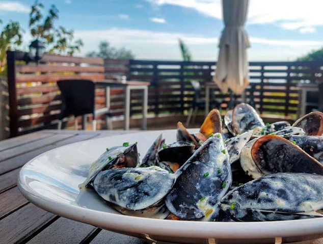 Un plat de musclos a la terrassa del restaurant Papageno by Nomad de Cabrera de Mar
