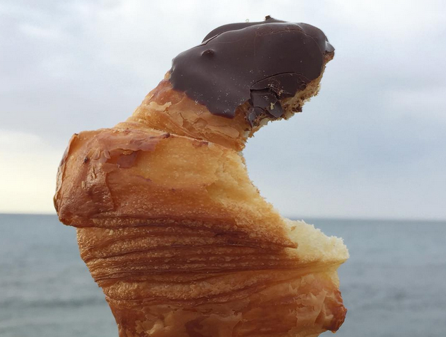 Un croissant mossegat, una de les fotos més mítiques del compte d'en Miquel Antoja