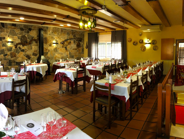 Menjador interior preparat per a grups del restaurant Xeflis de Cabrils