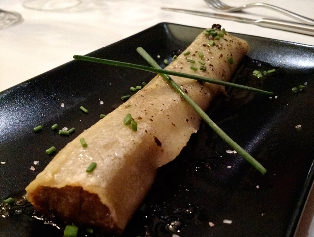 Un canelò farcit d'ànec i foie amb reducció de tòfona del restaurant papageno by Nomad de Cabrera de Mar
