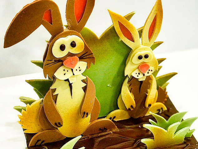 Dos conills de Pascua en una mona de la Pastisseria Uñó de Mataró 