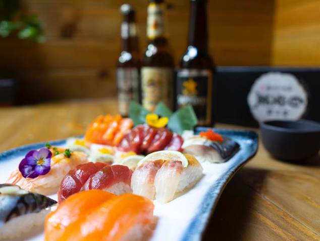 Una taula de sushi del restaurant ROMO SUSHI SPOT de Mataró