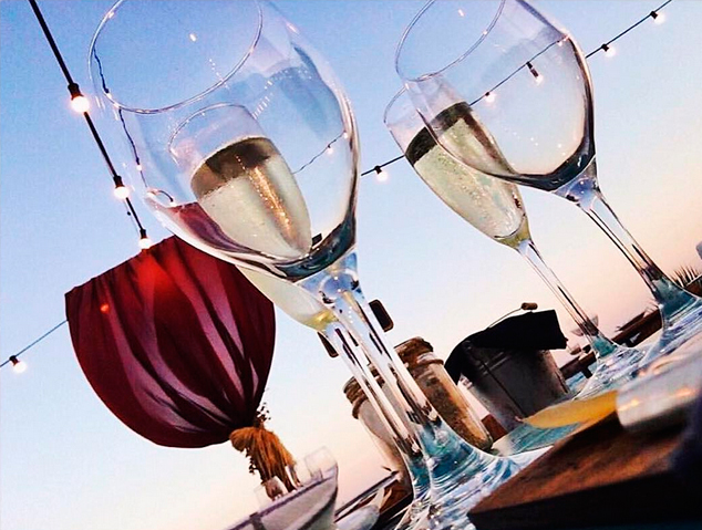 Unes copes de vi al restaurant Ostres Quin Raconet 