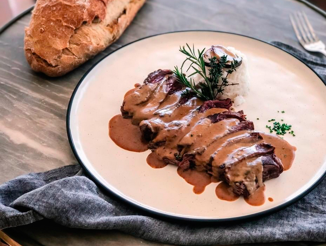 Un plat de carn de l'Hostal de la Plaça