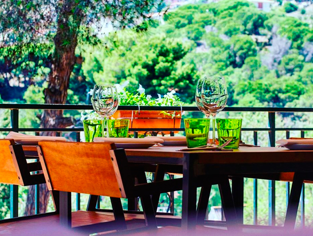 Una de les taules del restaurant Els Garrofers d'Alella