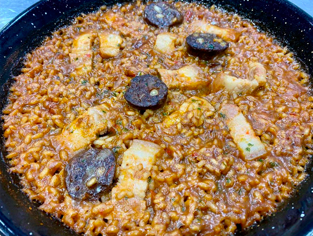 Una paella del restaurant Arrels de Premià de Dalt