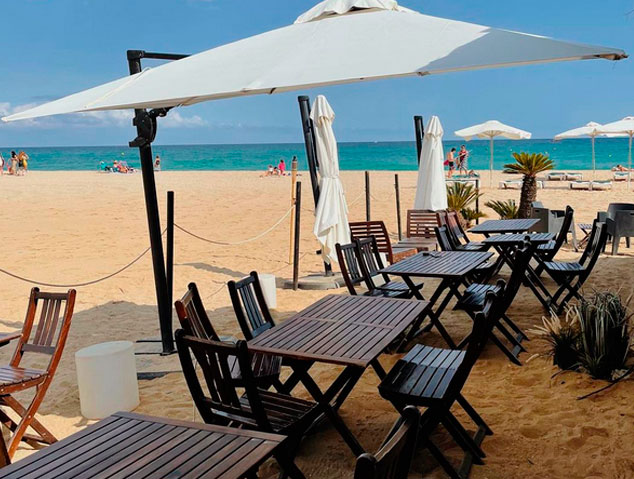 Exterior del xiringuitu tramendu beach de la platja del Port Balís