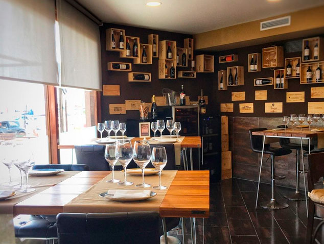 Interior de la Bodega del Port al Masnou